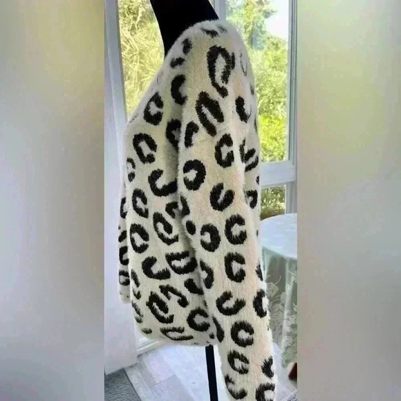 Hudson, Gray V-neck, long sleeve sweater and leopard and cream. Size S/M cozy - Picture 3 of 8